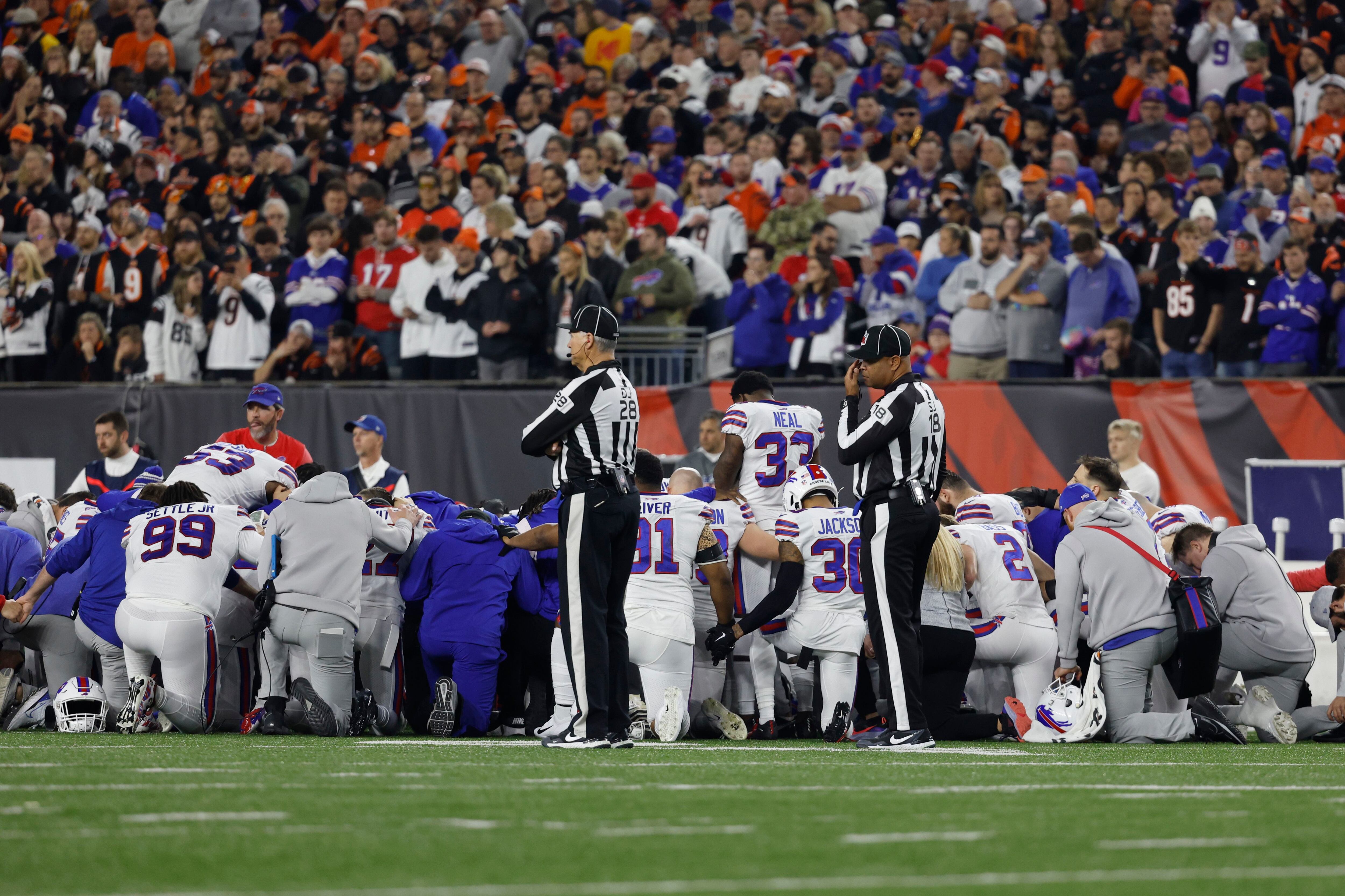 Damar Hamlin, Buffalo Bills safety, collapses after suffering cardiac  arrest - WINK News