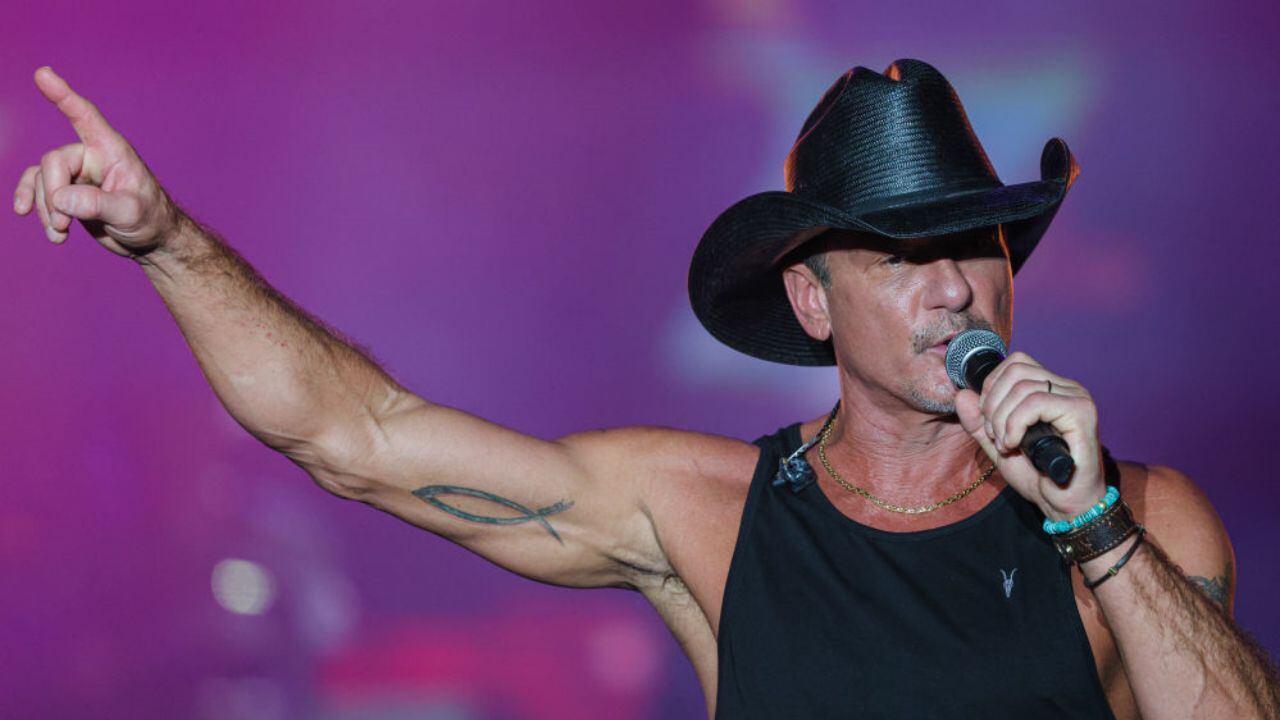 Tim McGraw wears No. 45 jersey of his father, Tug McGraw, at Game 3 of  World Series – Action News Jax