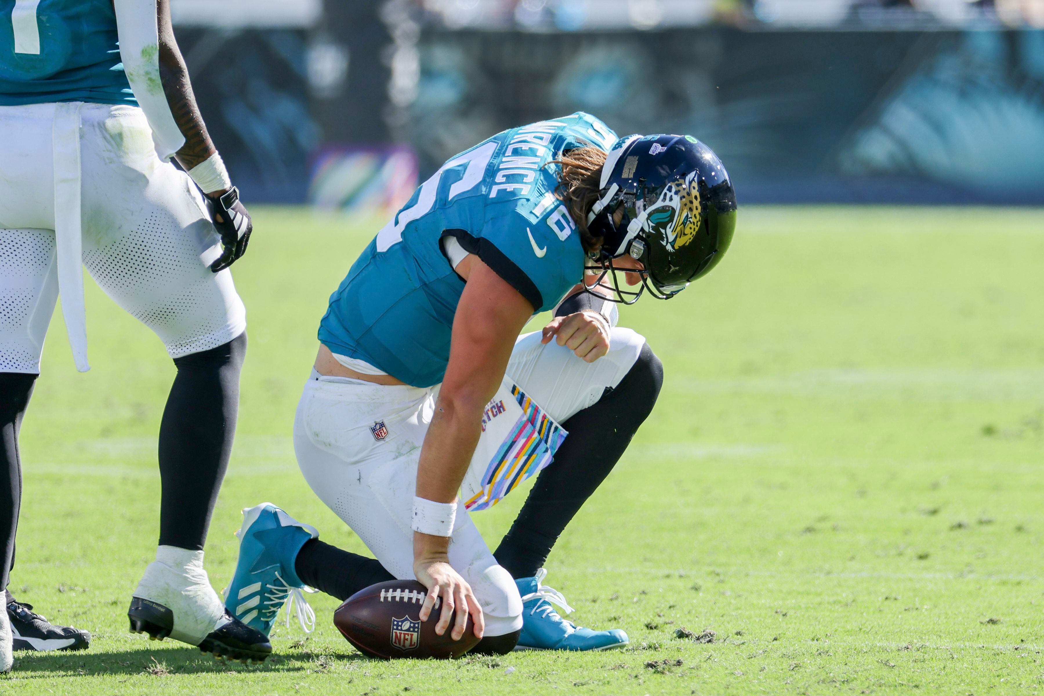 Jaguars QB Lawrence is 'day to day' with a sprained left knee and